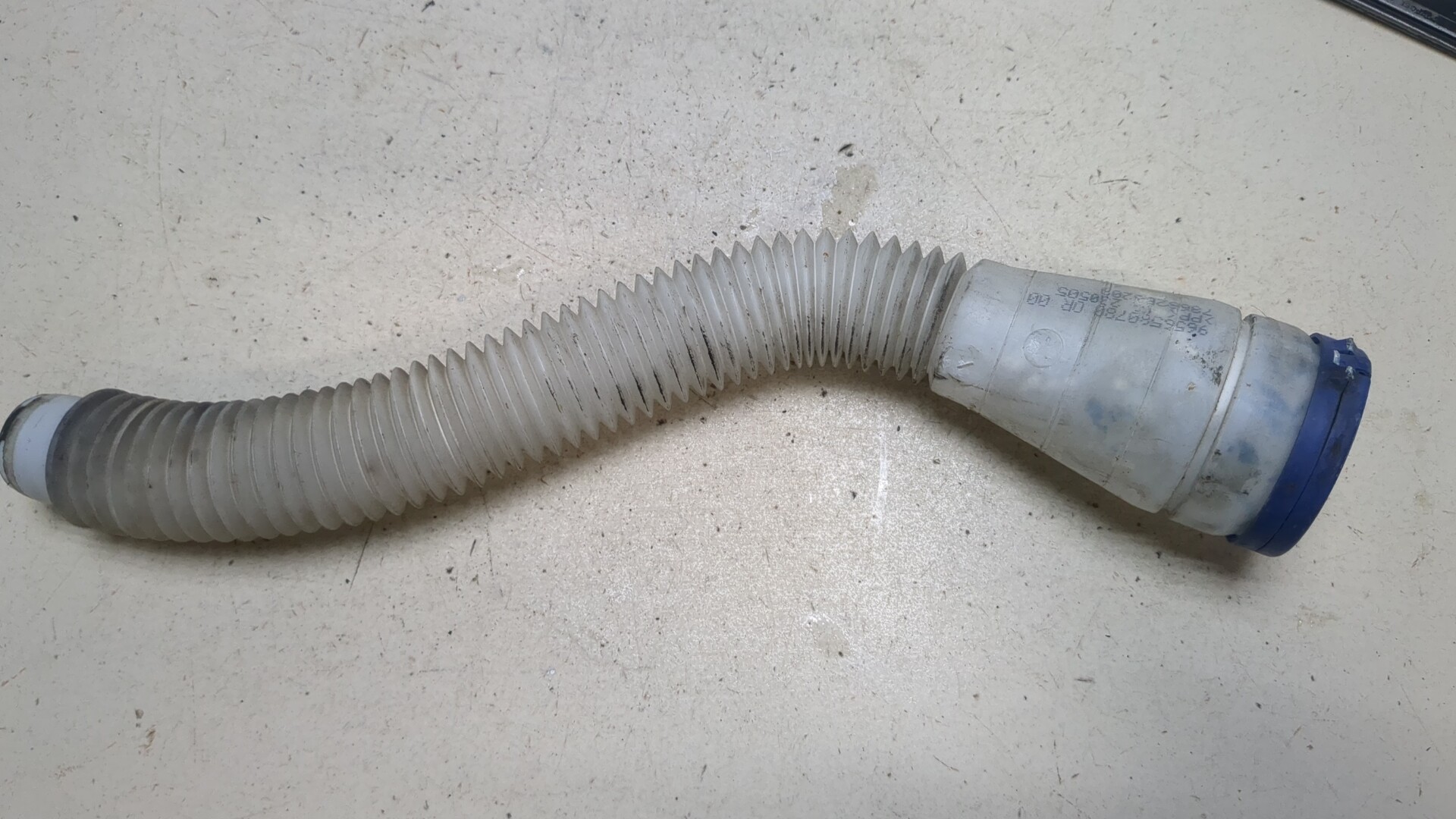 Горловина бачка омывателя