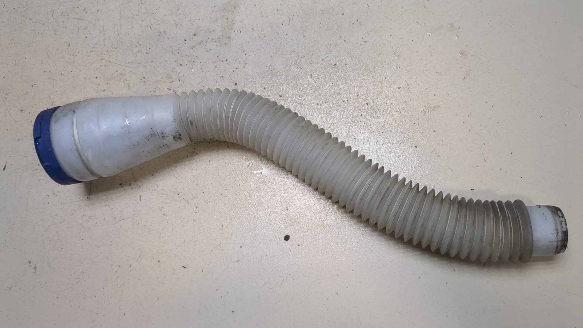 Горловина бачка омывателя