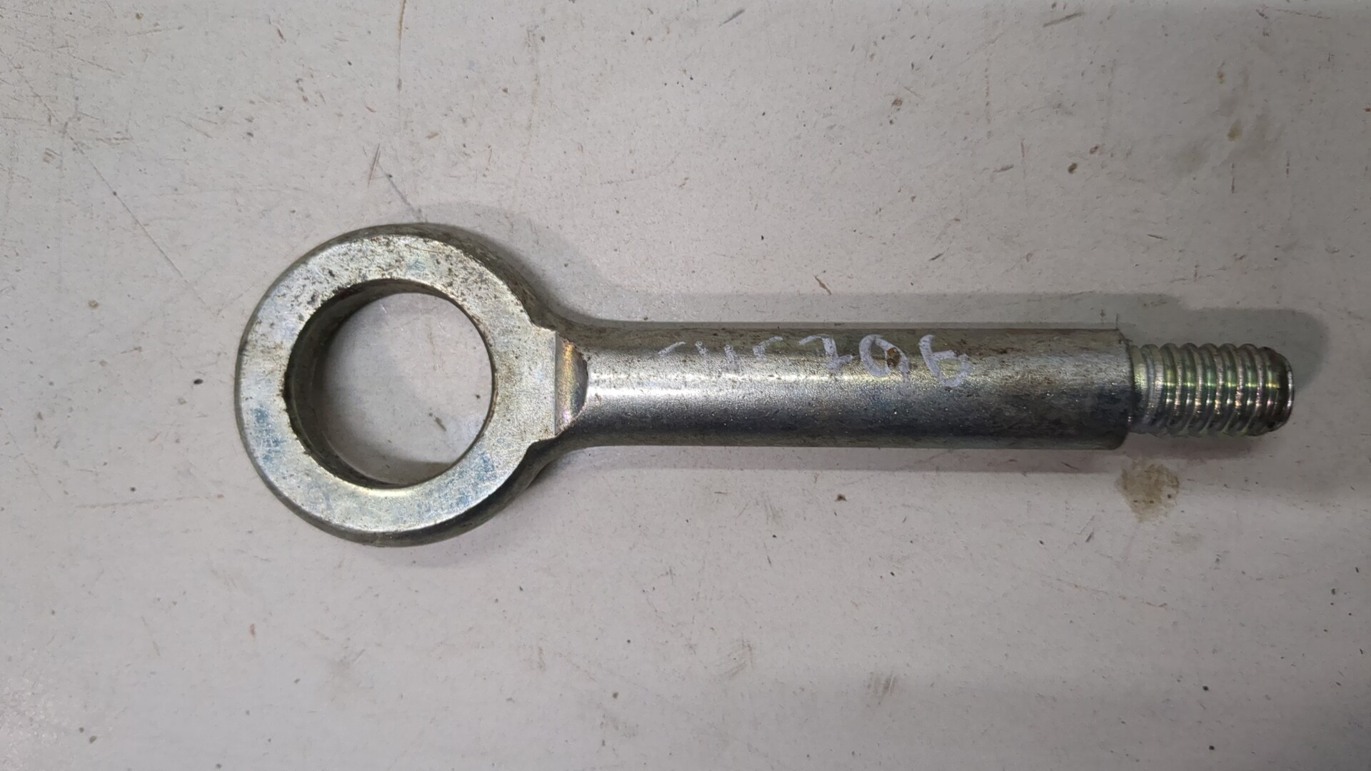 Крюк буксировочный