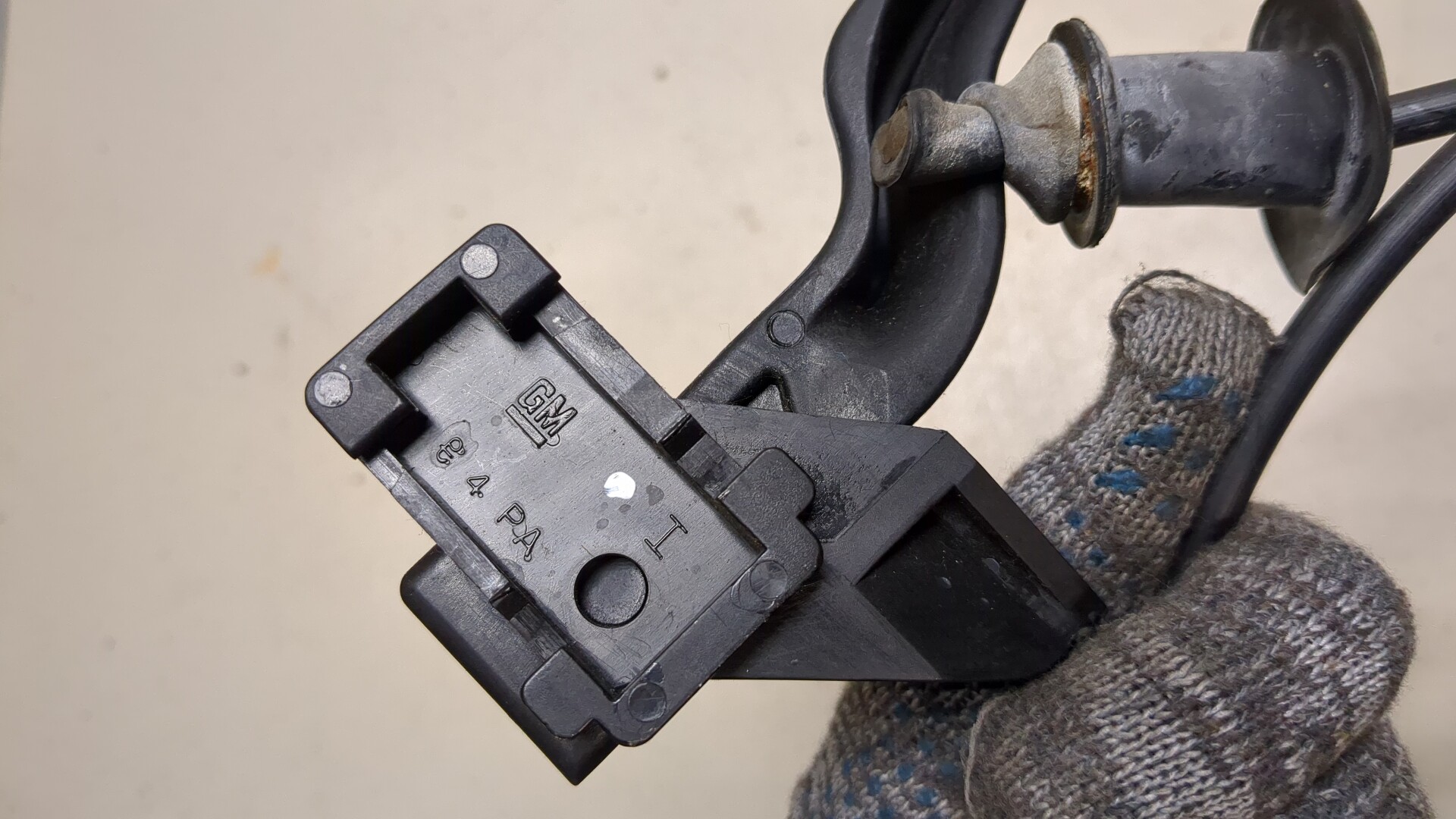 Трос открывания капота