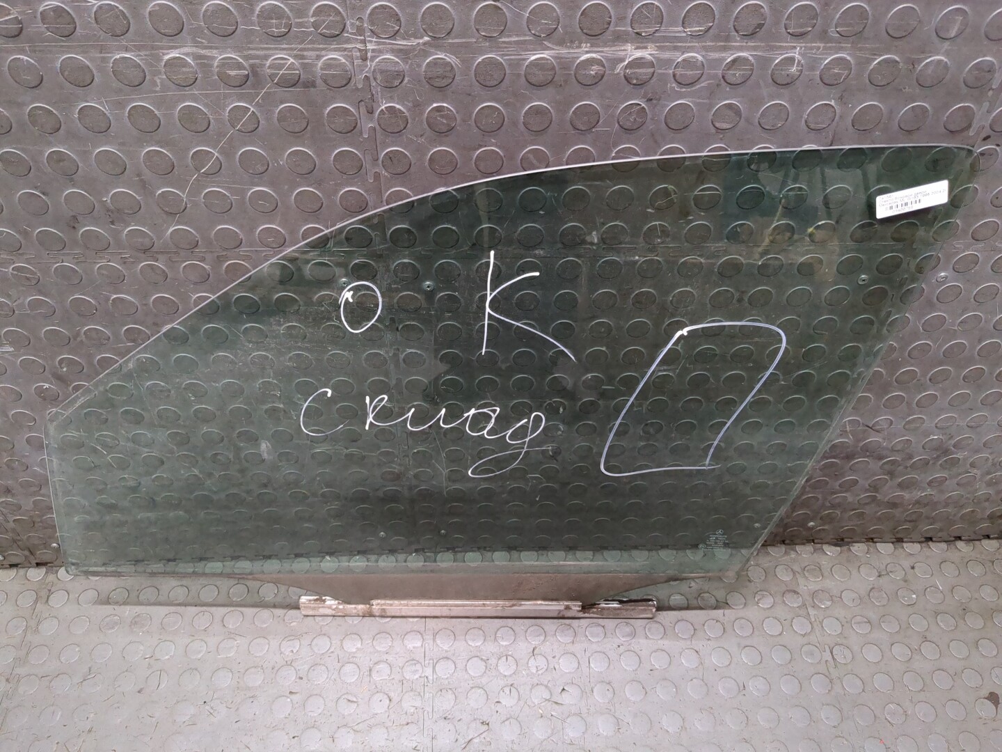 Стекло двери передней левой