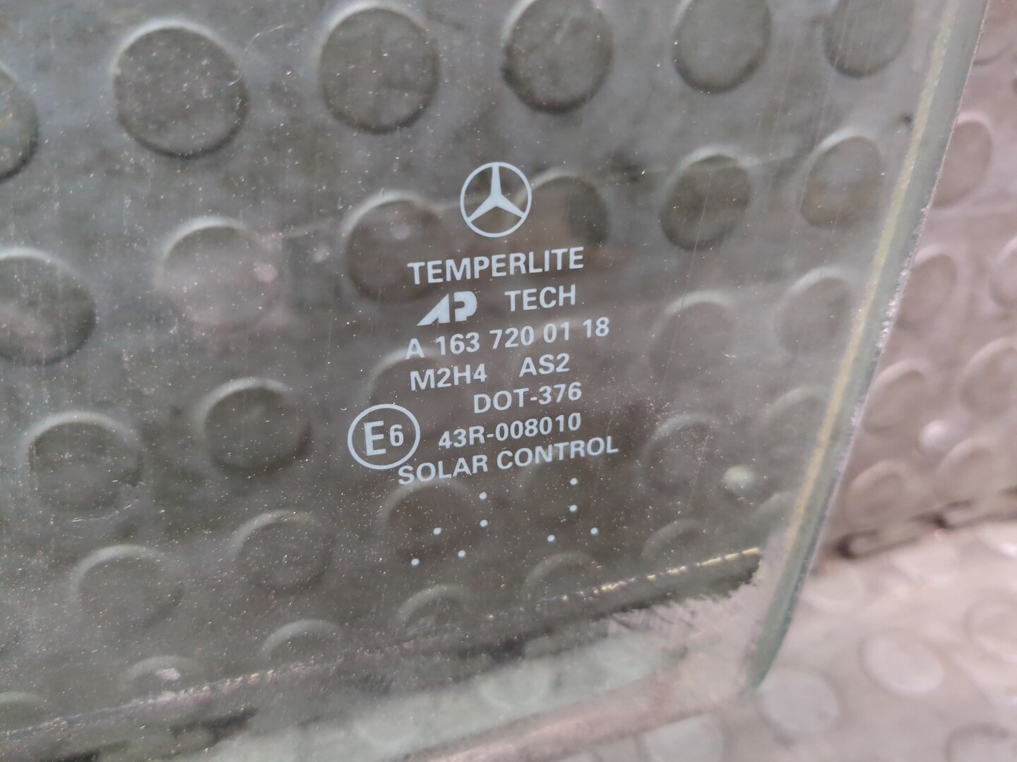 Стекло двери передней левой