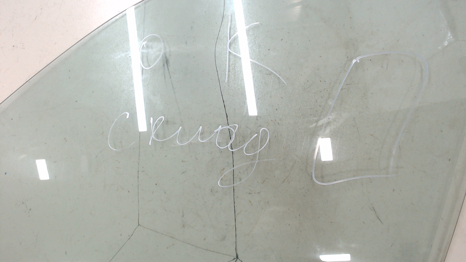 Стекло двери передней левой