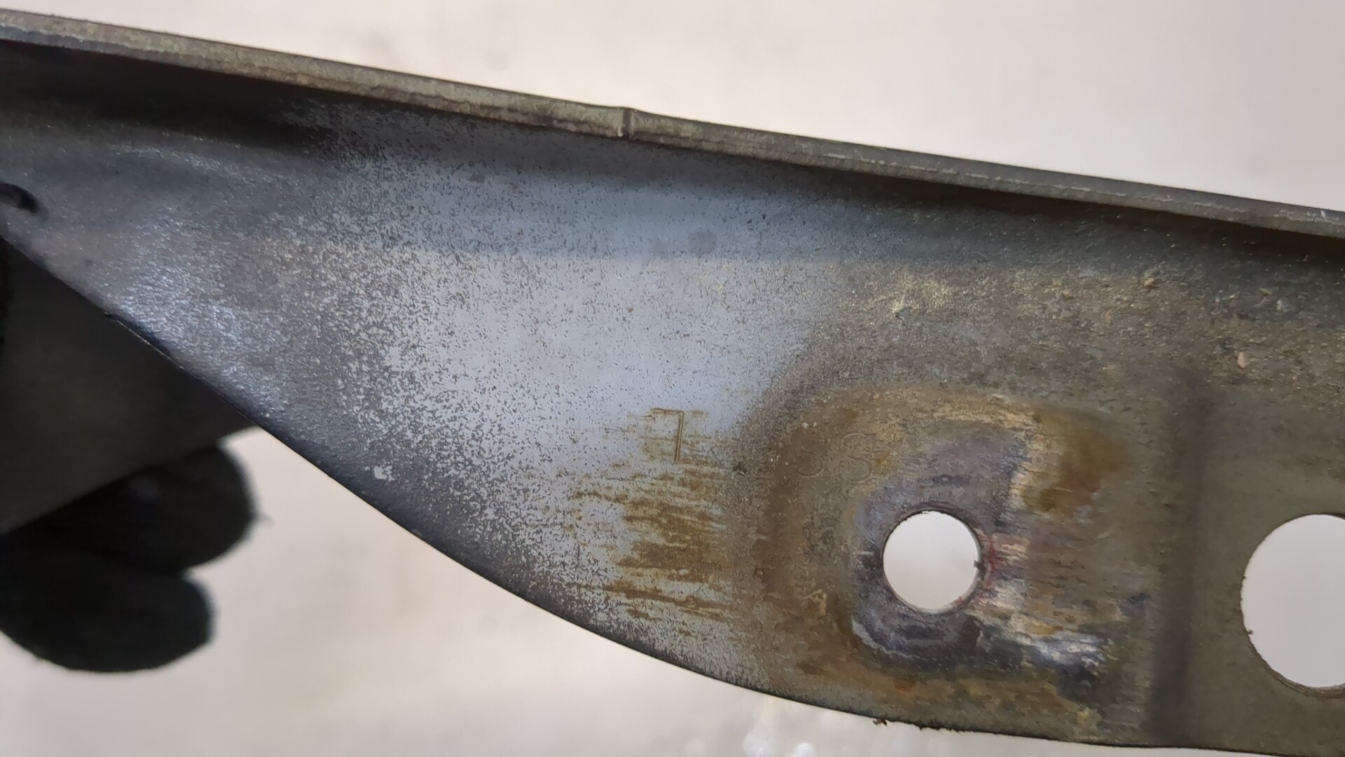 Петля капота левая