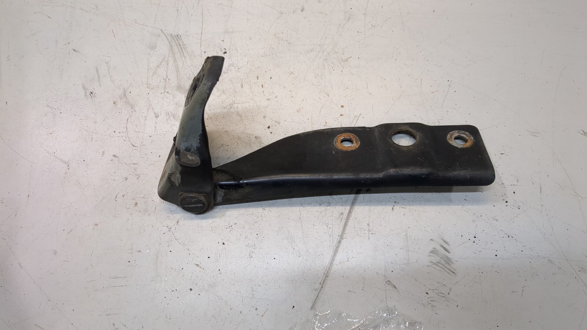 Петля капота левая