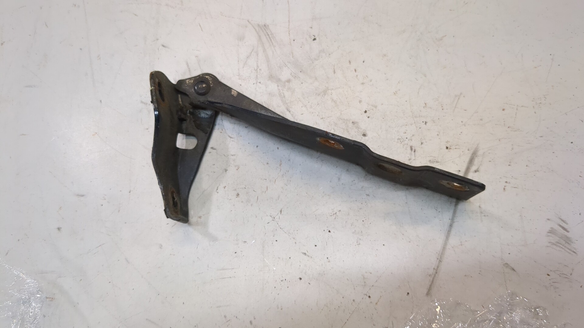 Петля капота левая