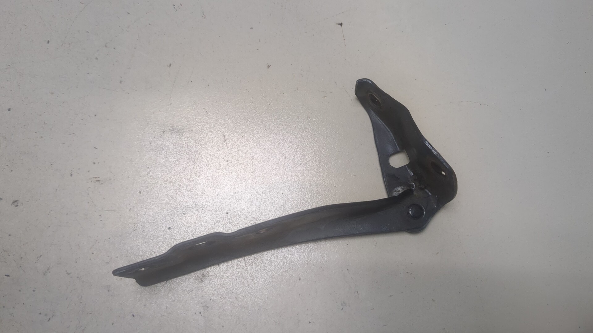 Петля капота левая