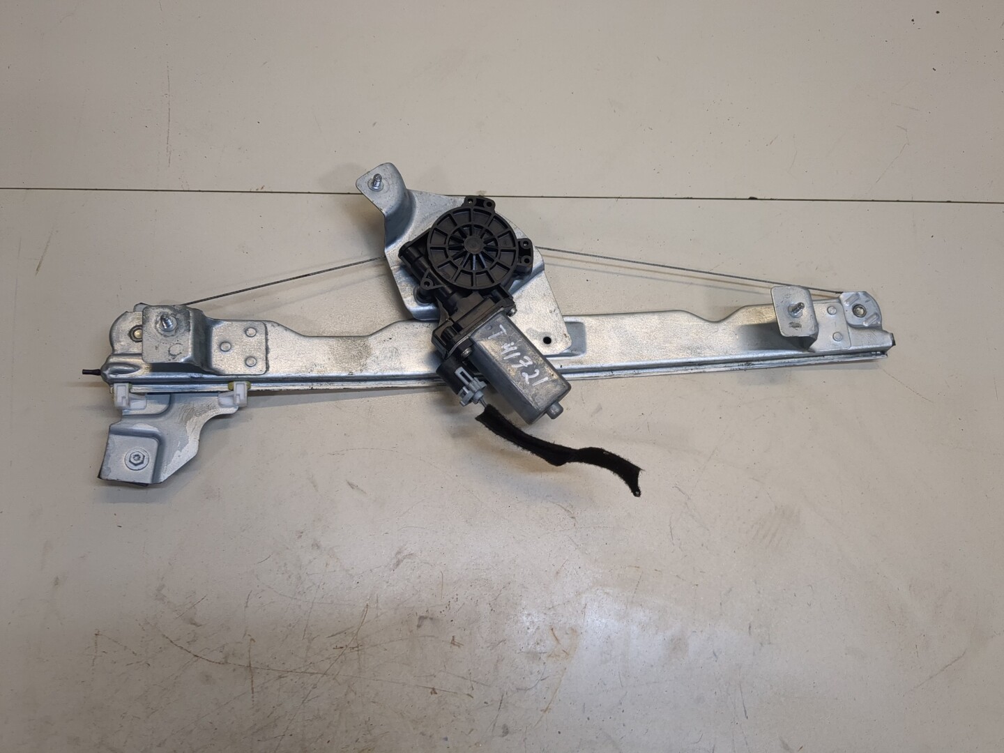 Стеклоподъемник электр. задний правый