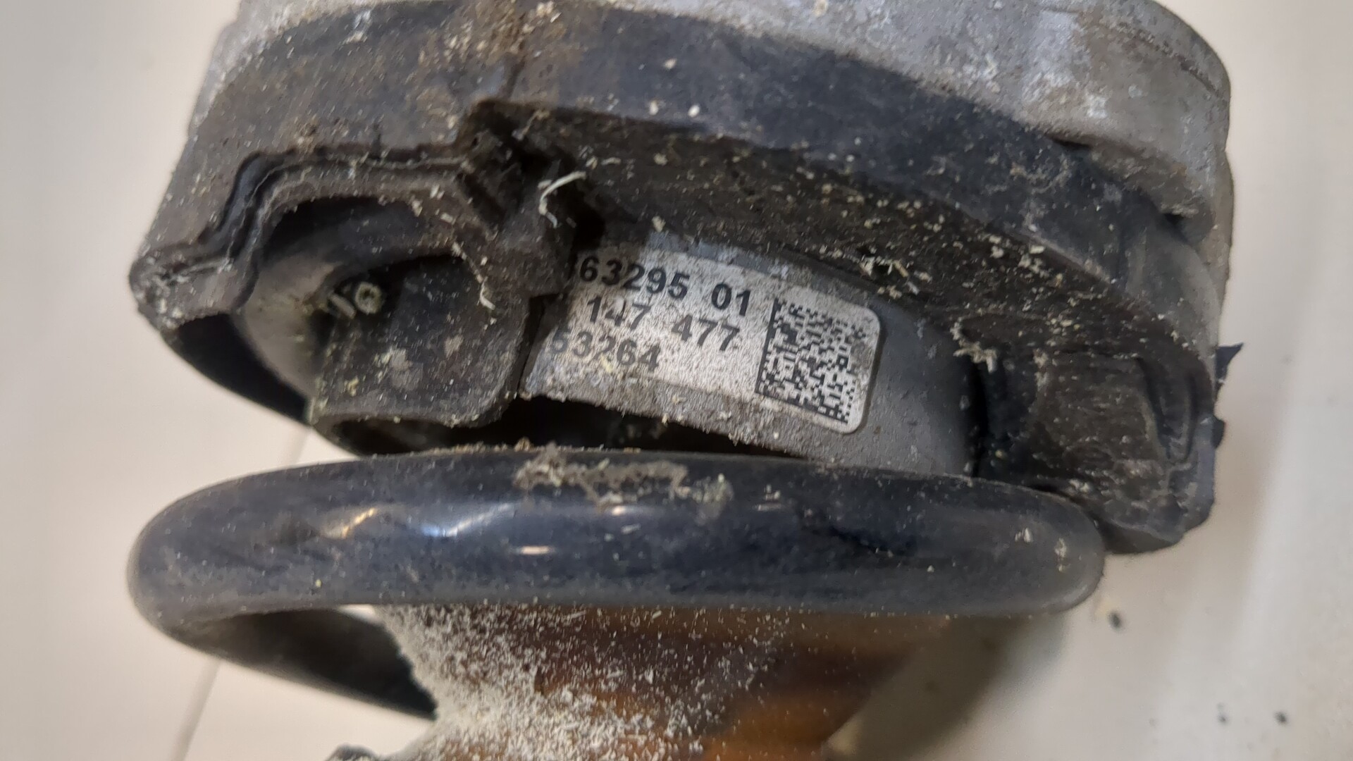 Амортизатор передний правый