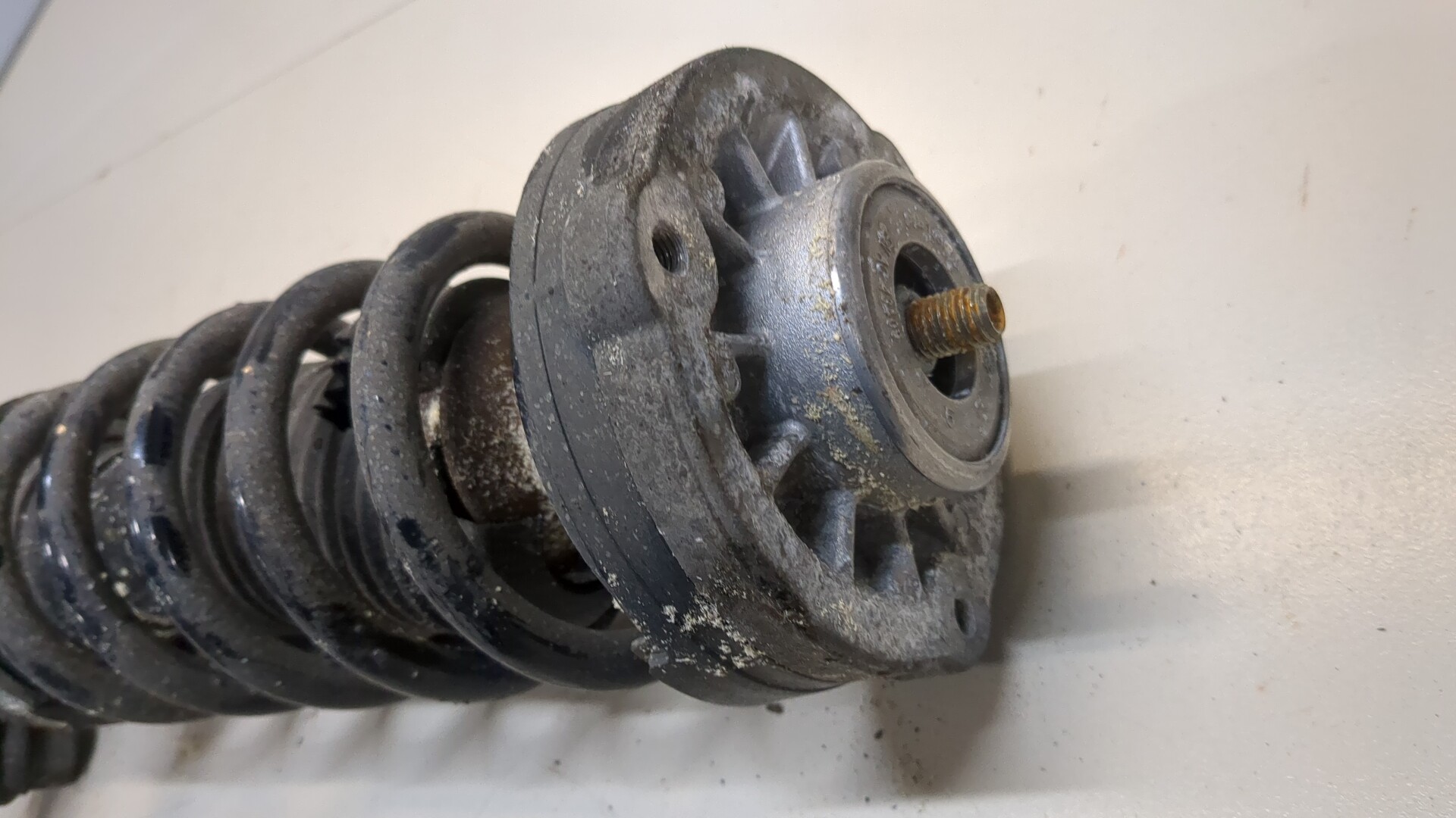 Амортизатор передний правый