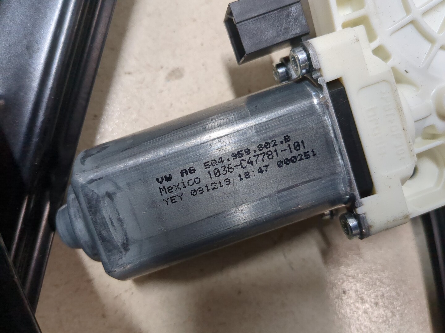 Стеклоподъемник электр. передний правый