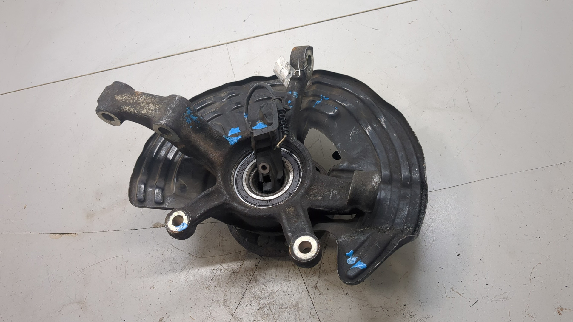 Кулак поворотный передний левый