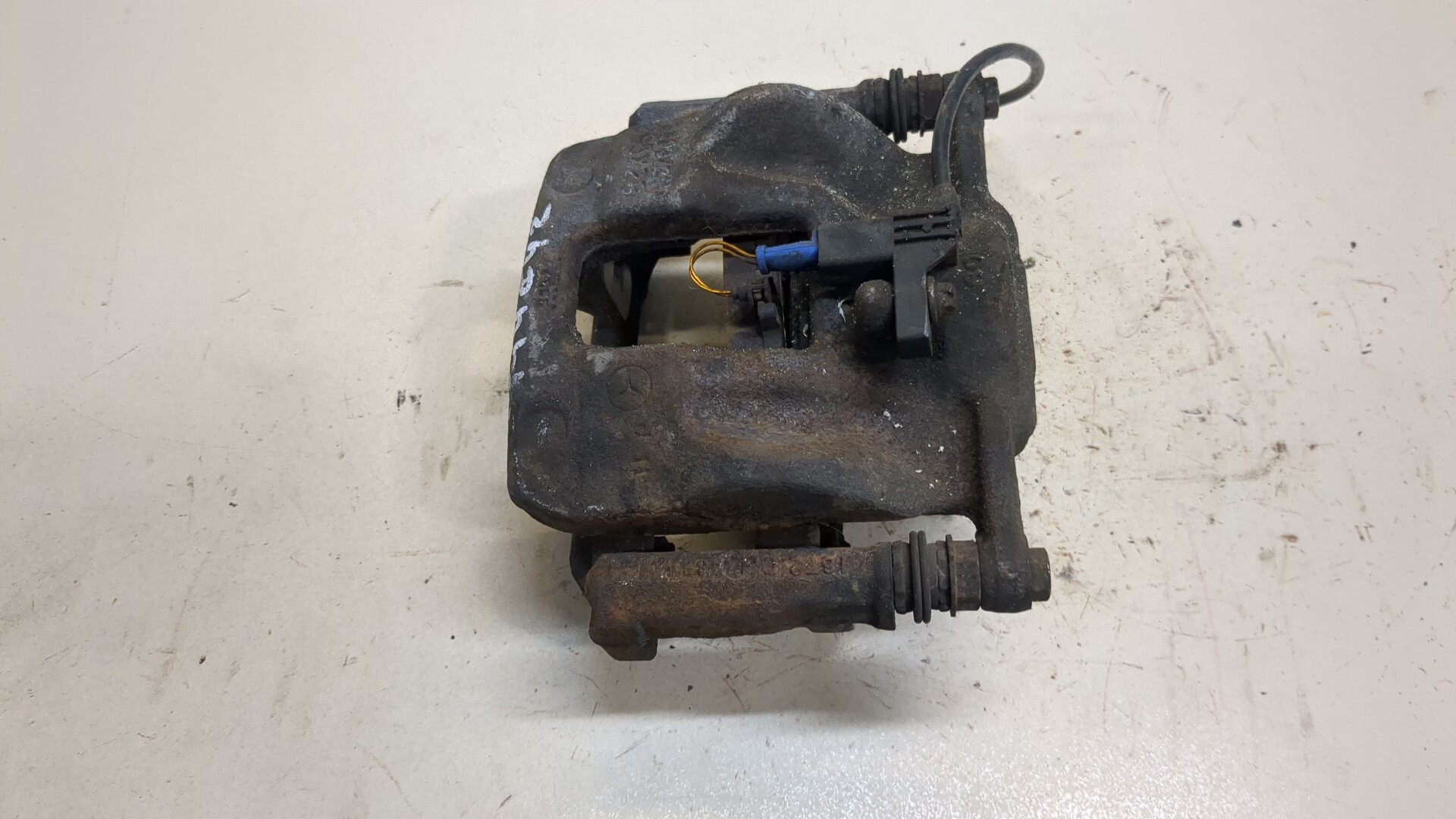 Суппорт передний левый