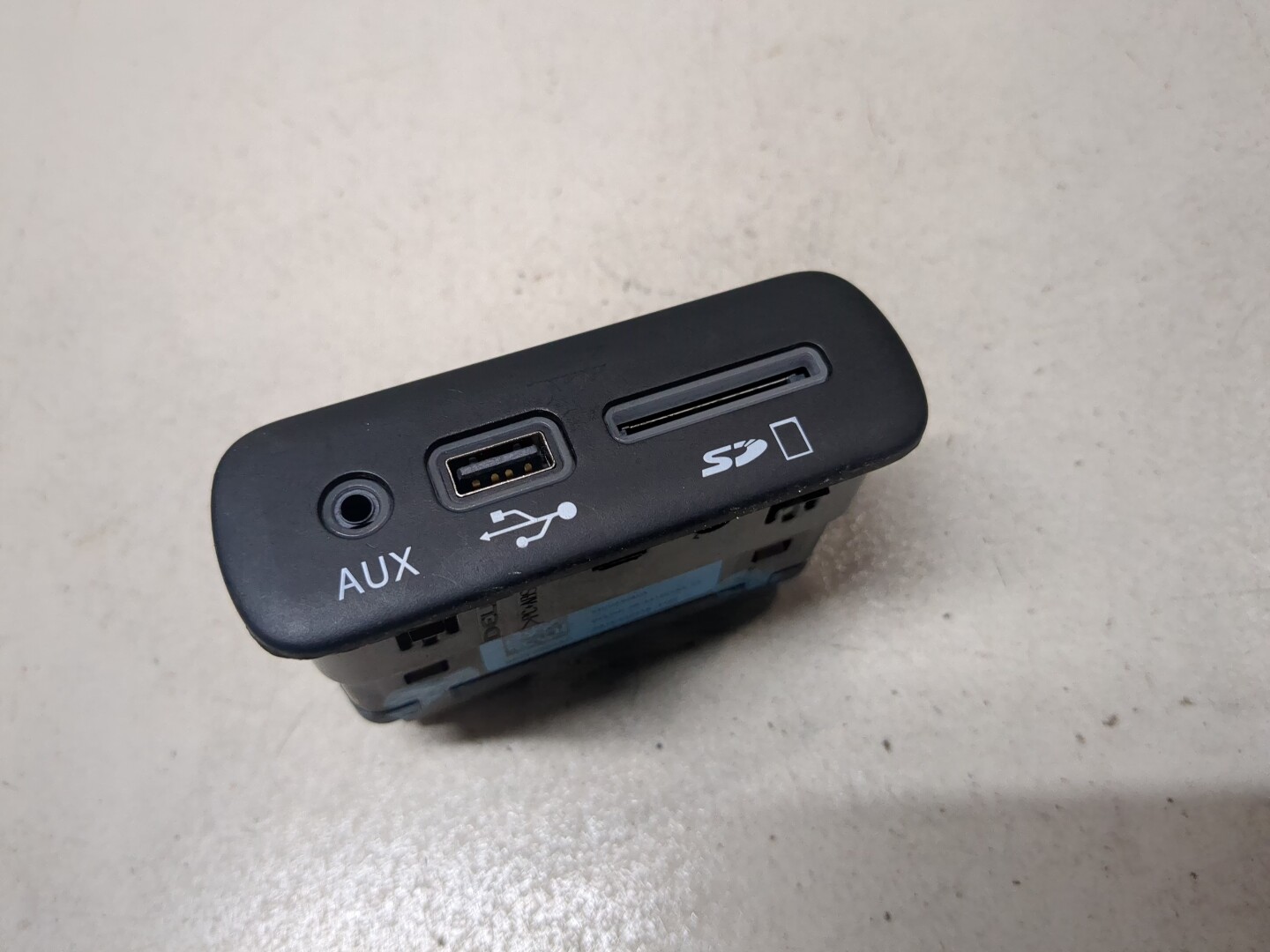 Гнездо AUX / USB IN