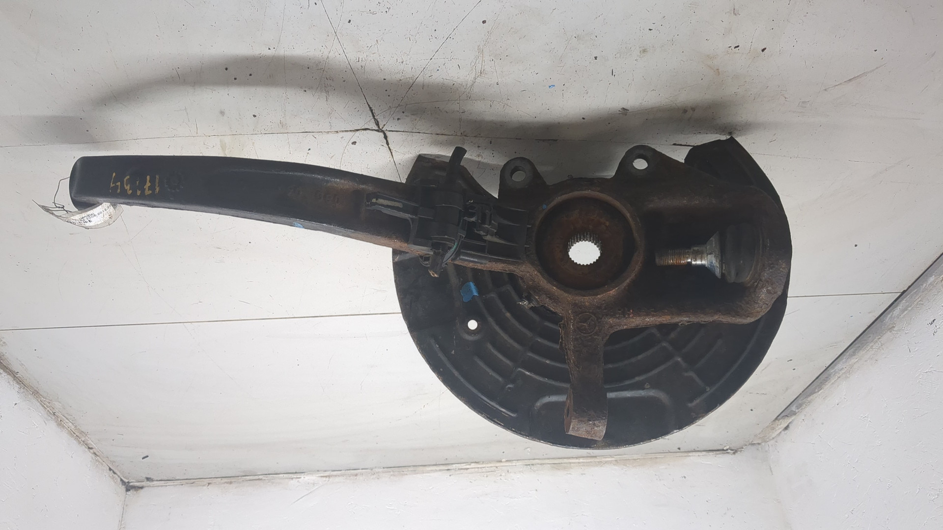 Кулак поворотный передний правый