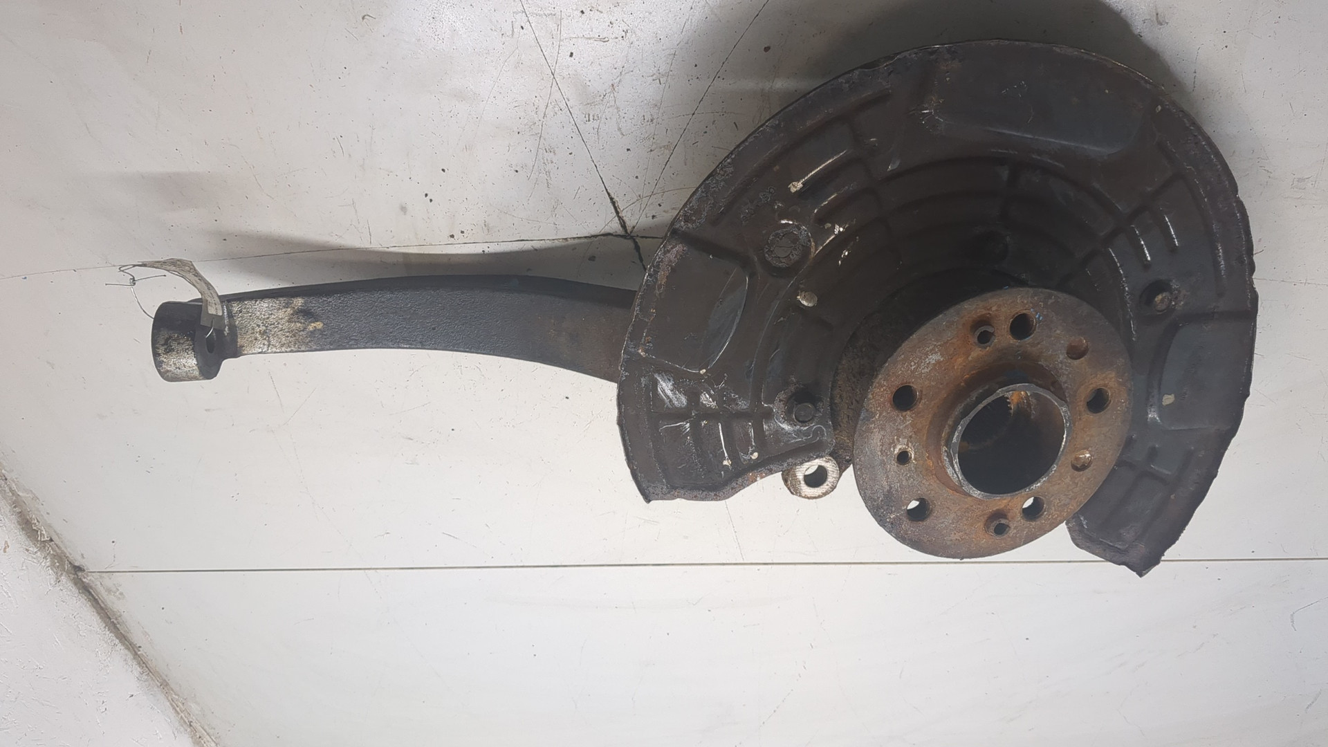 Кулак поворотный передний правый