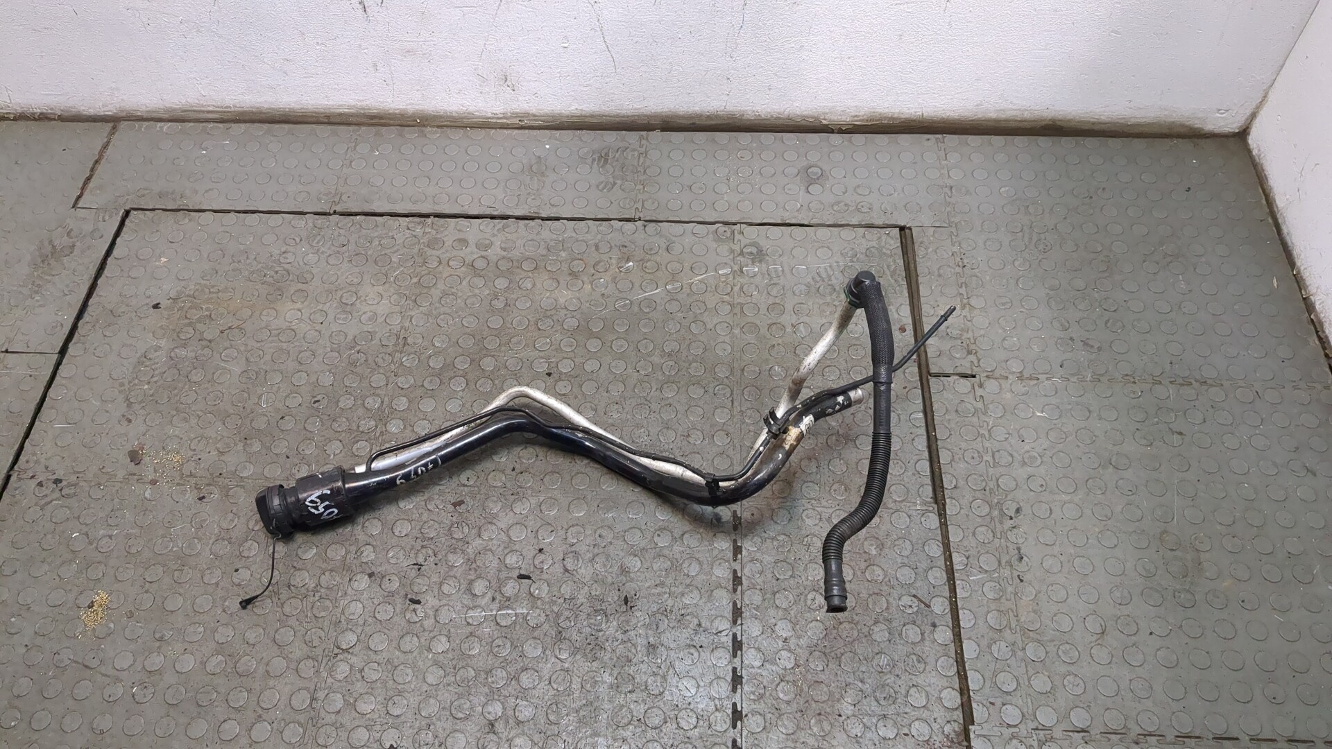 Горловина топливного бака