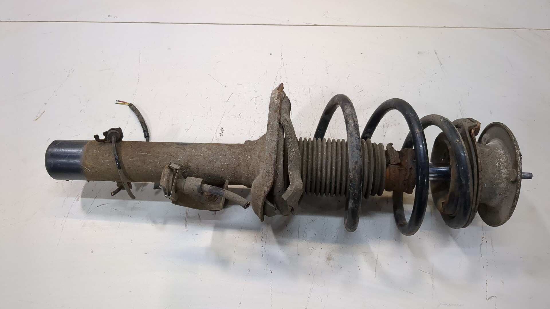 Амортизатор передний левый