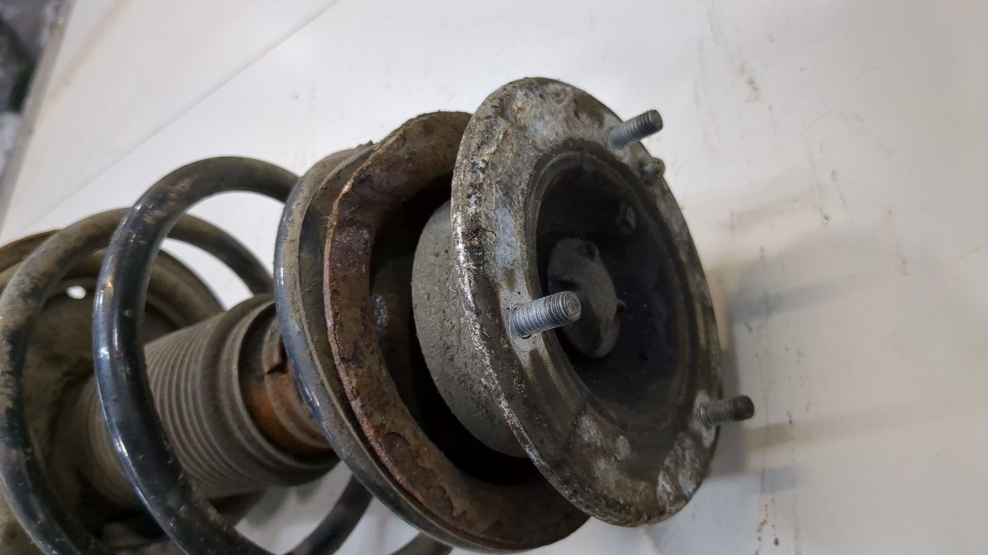 Амортизатор передний левый