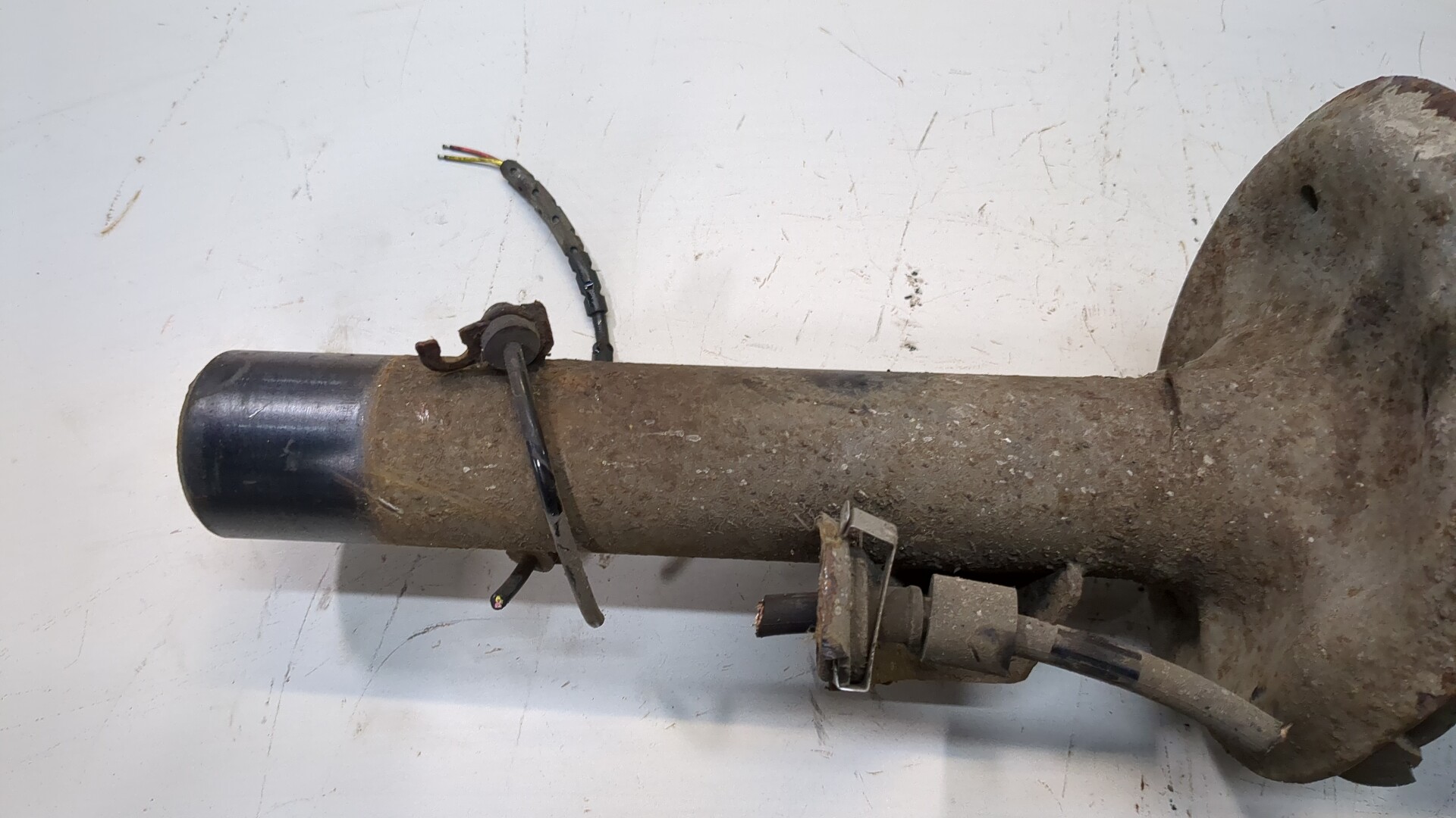 Амортизатор передний левый