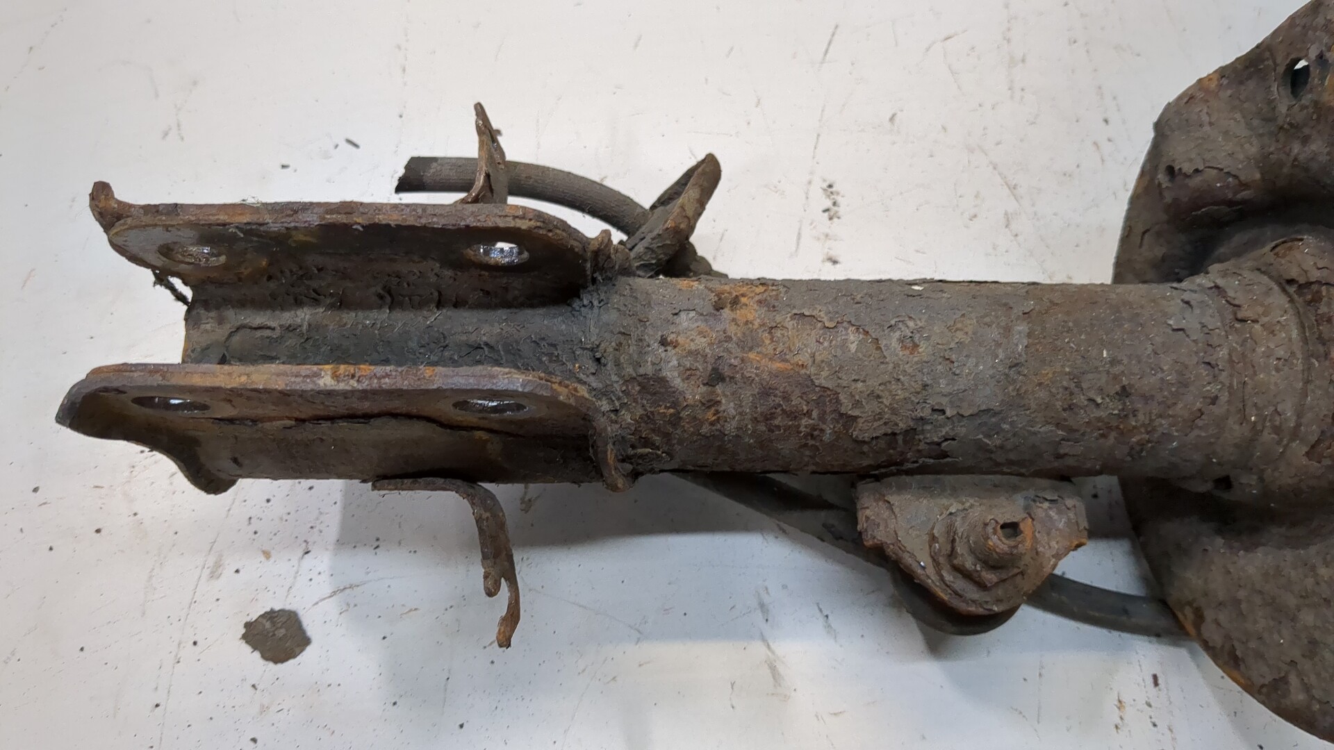 Амортизатор передний левый