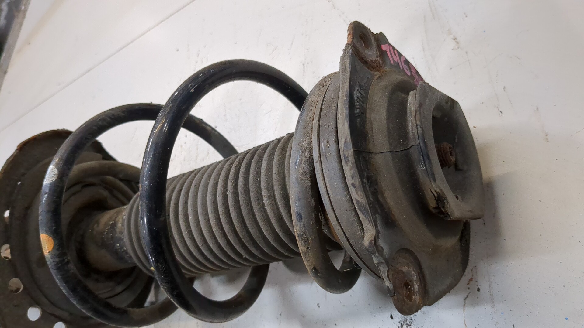 Амортизатор передний левый