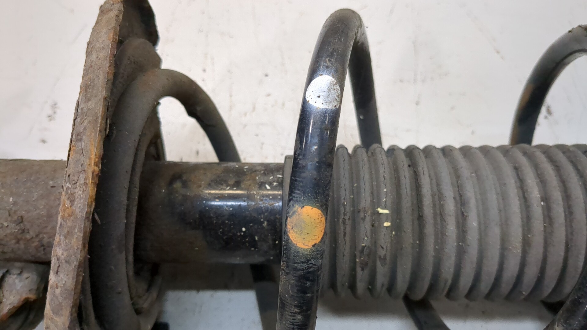 Амортизатор передний левый