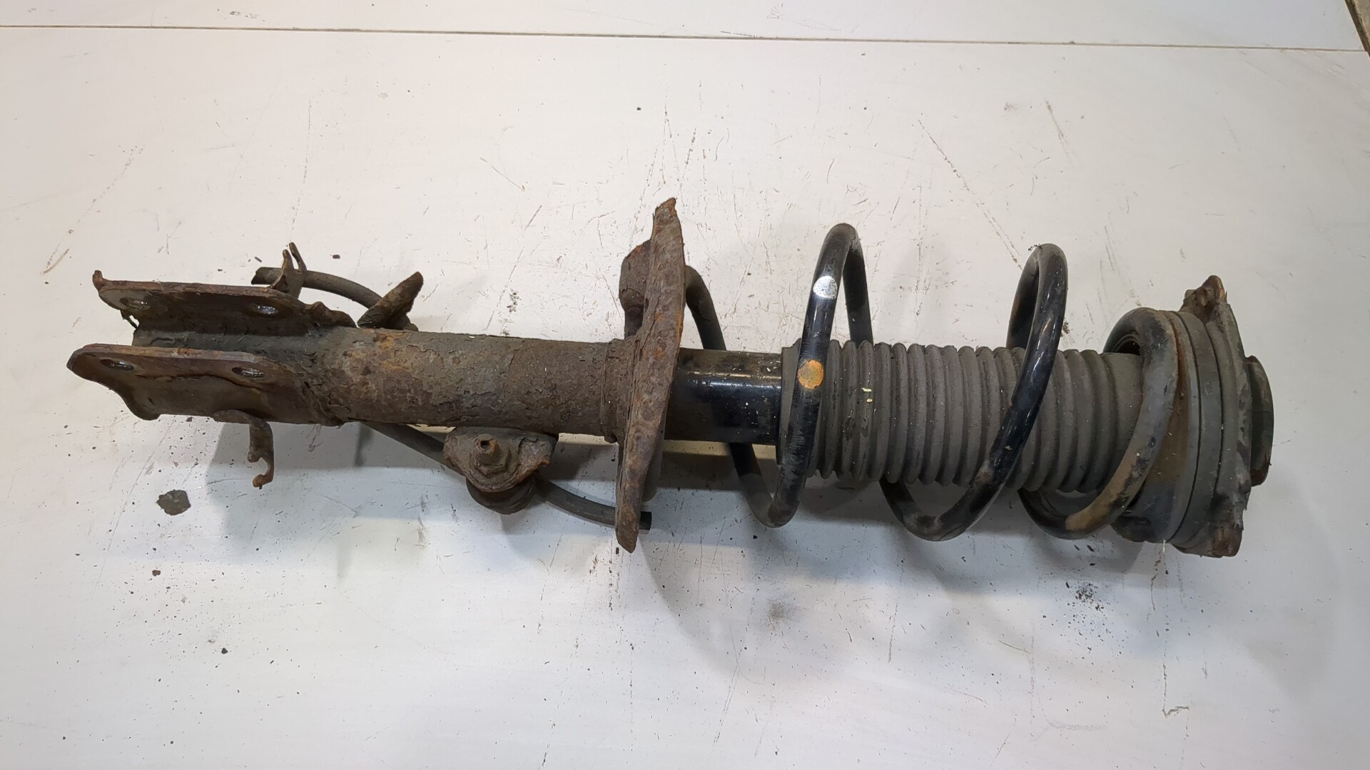 Амортизатор передний левый