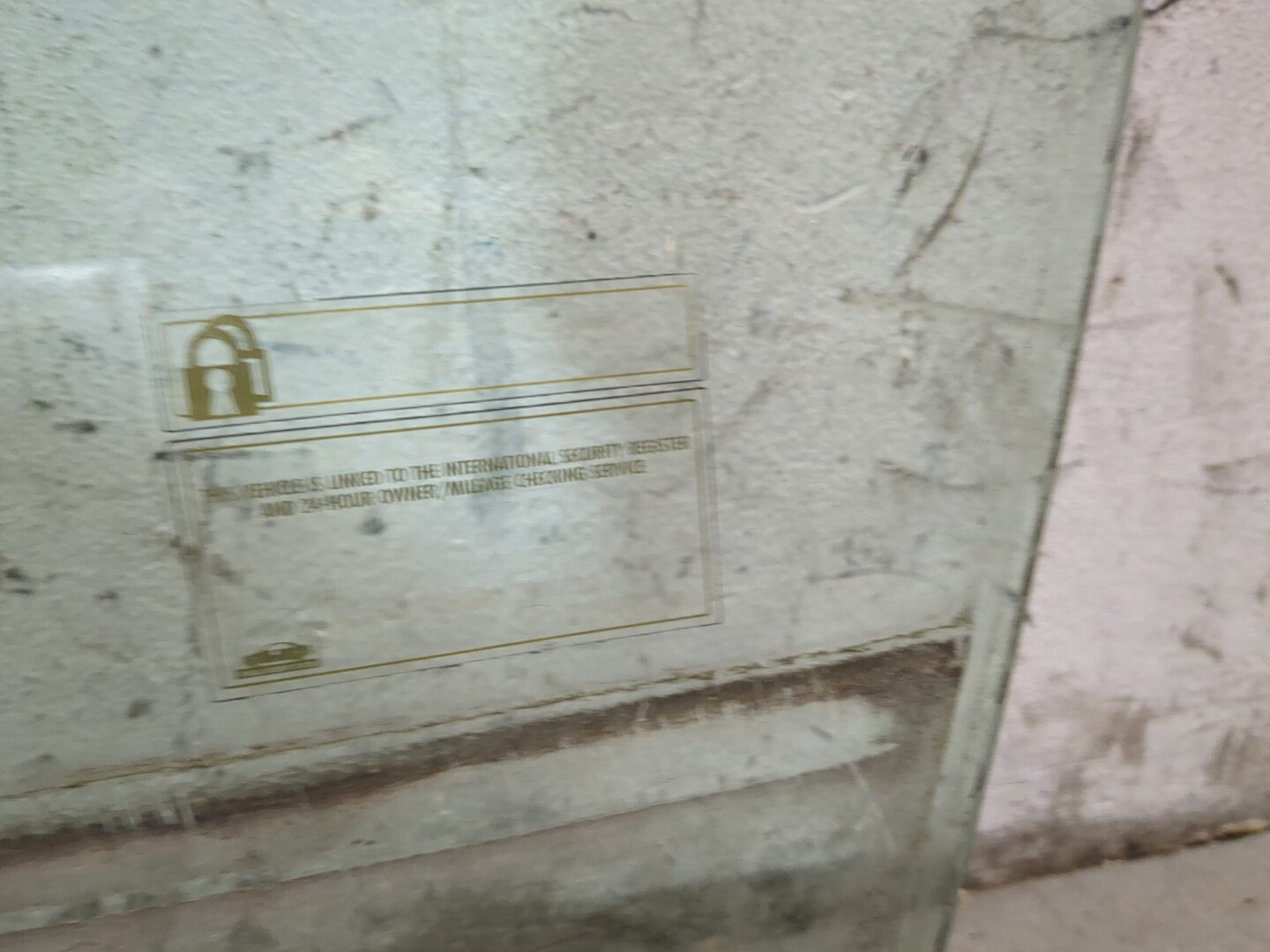 Стекло двери передней левой