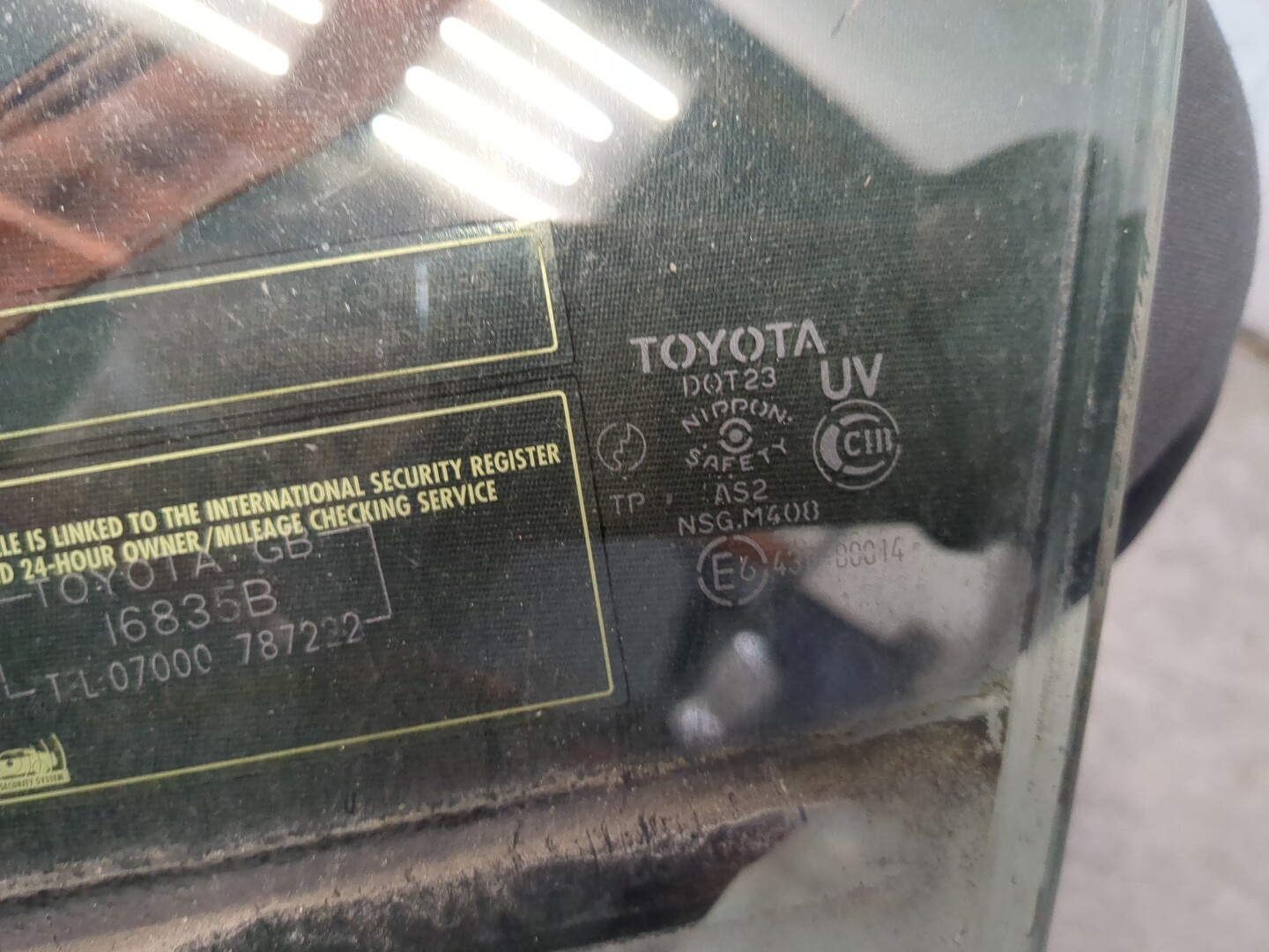 Стекло двери передней левой