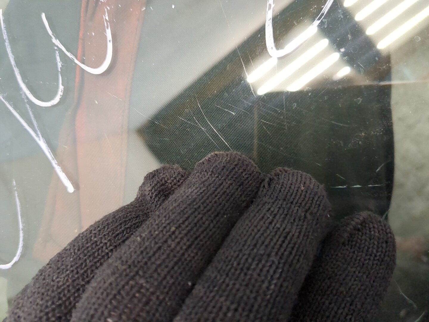 Стекло двери передней левой