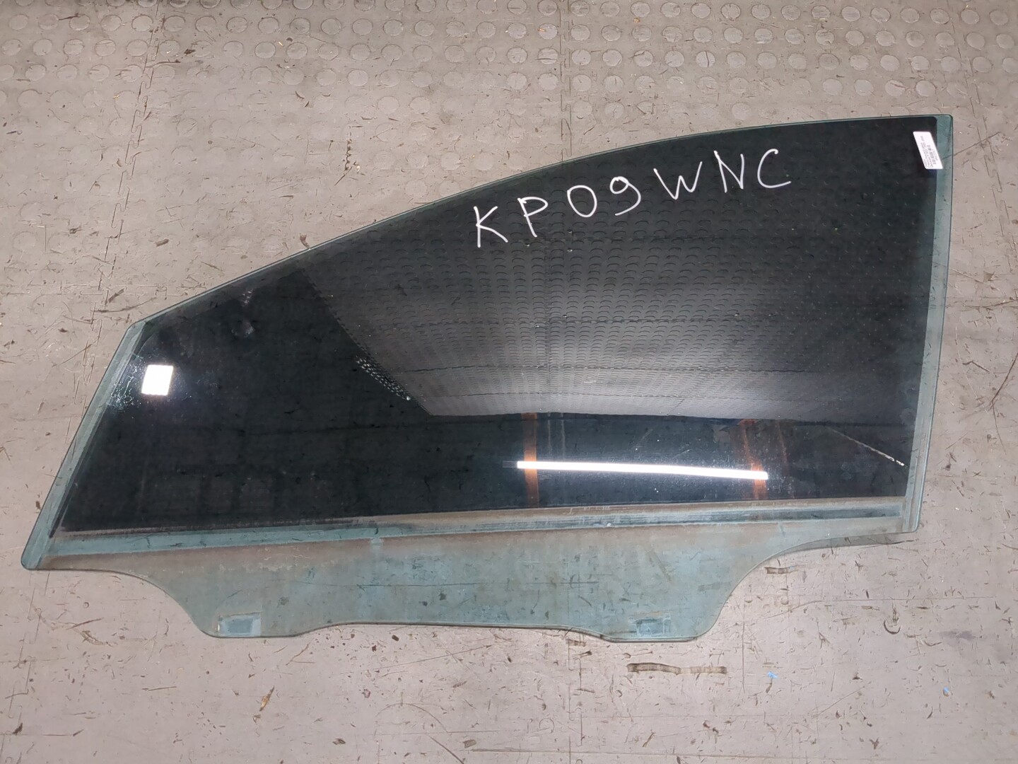 Стекло двери передней левой