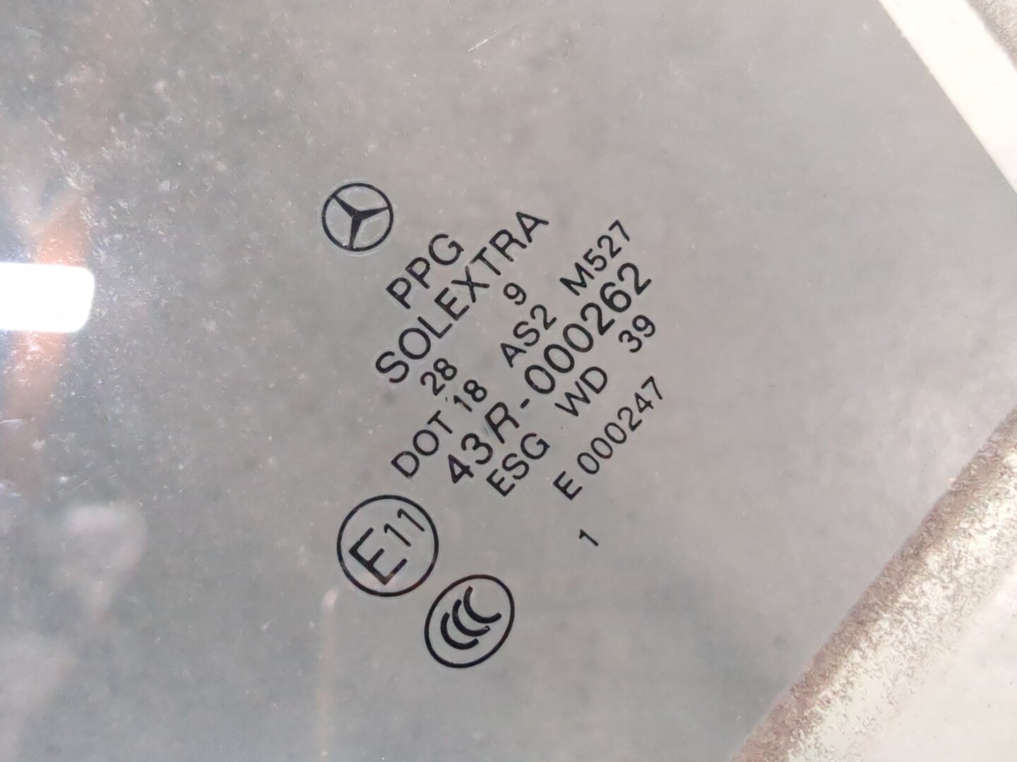 Стекло двери передней левой