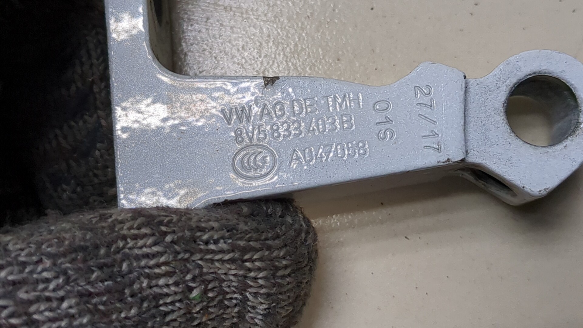 Петля двери