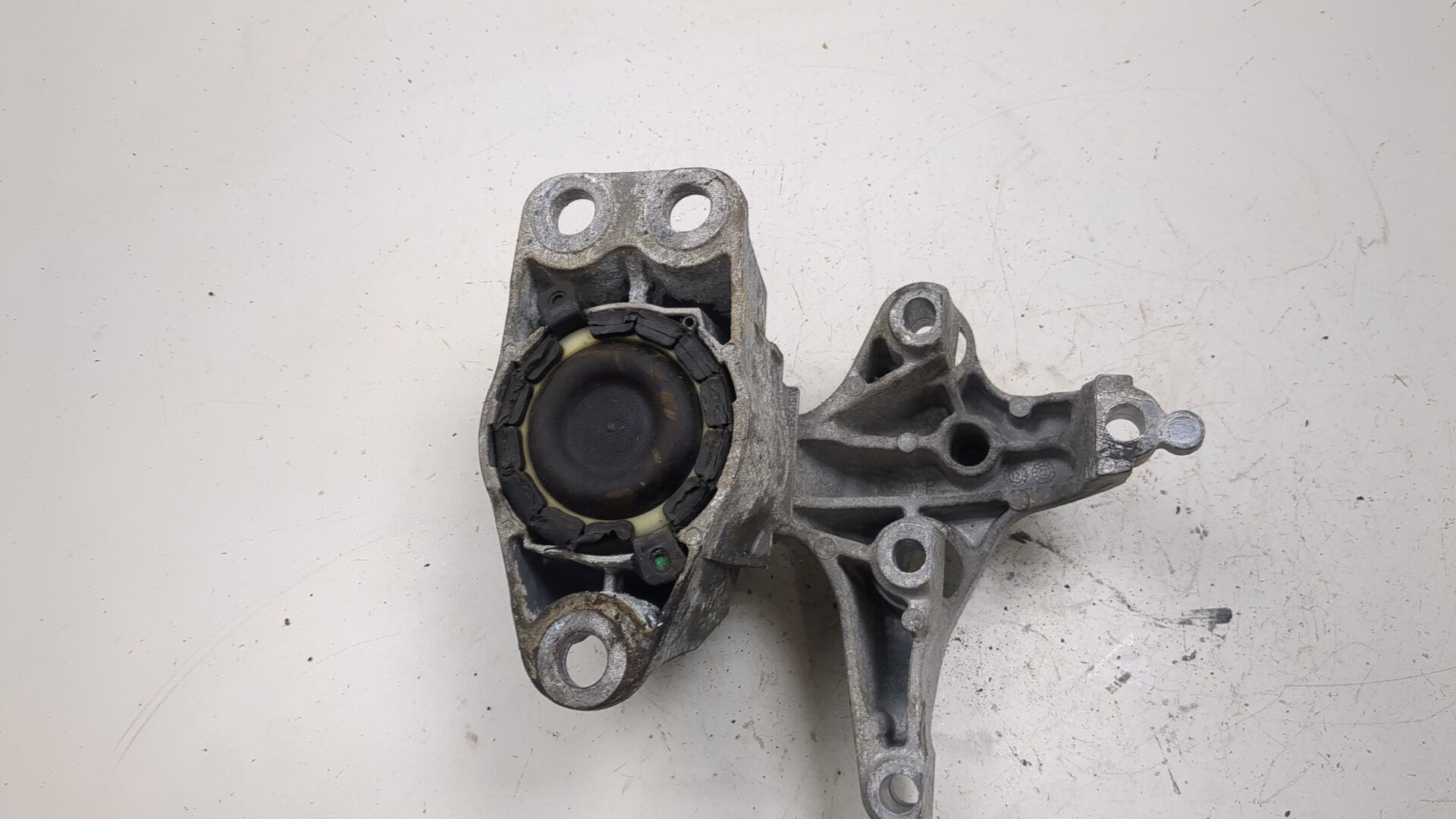 Опора двигателя правая