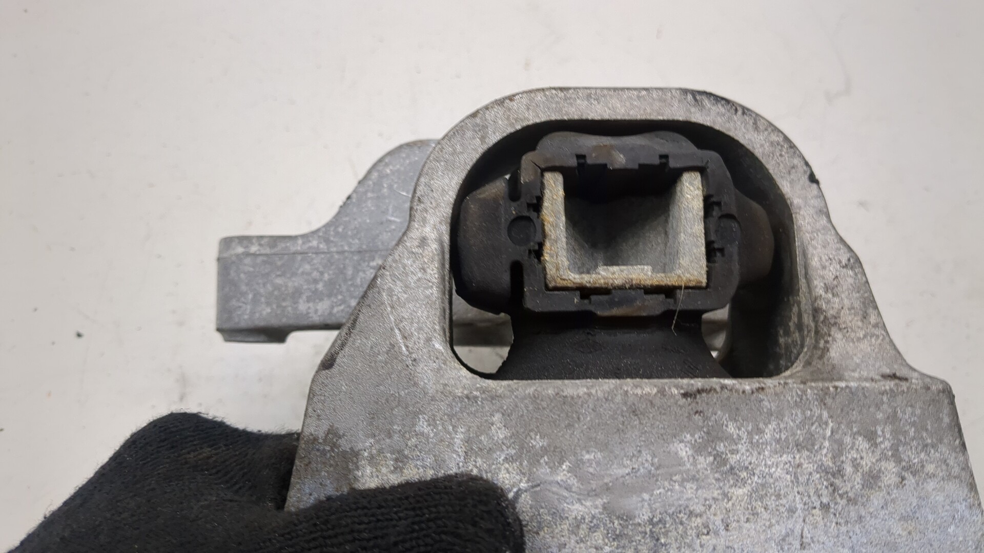 Опора двигателя правая