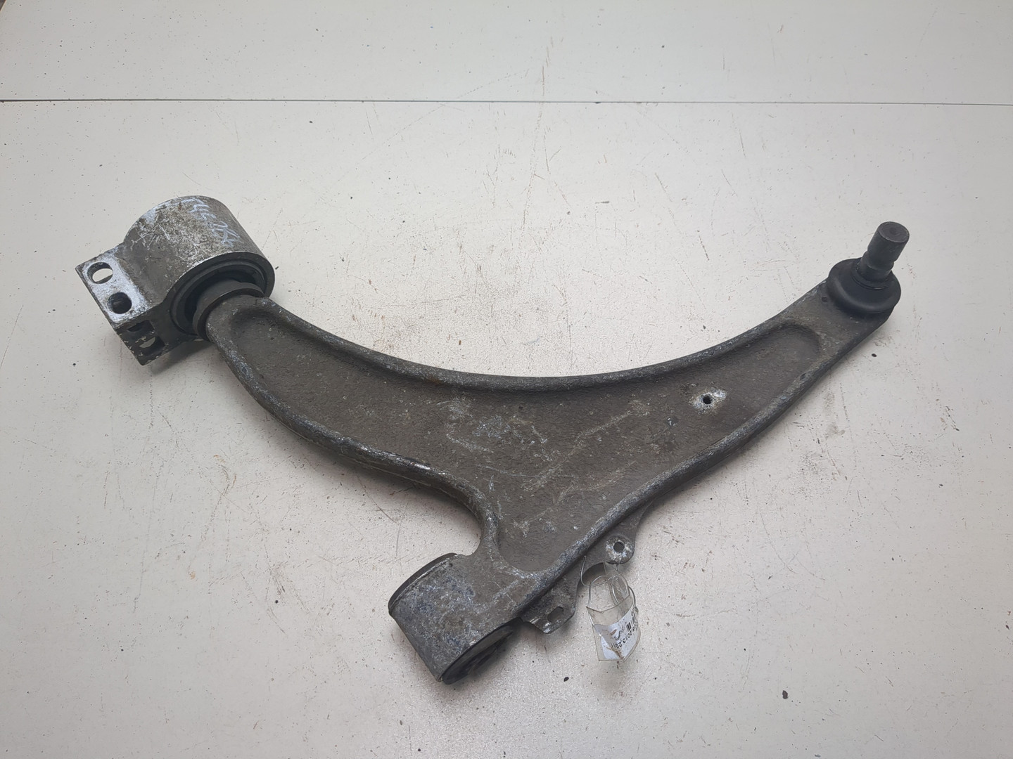 Рычаг передний левый