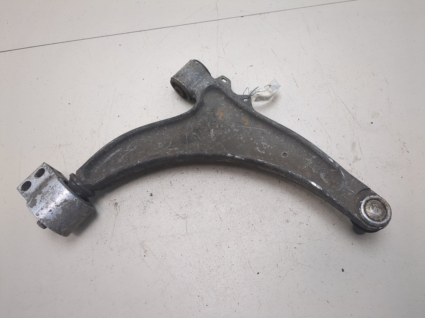 Рычаг передний левый