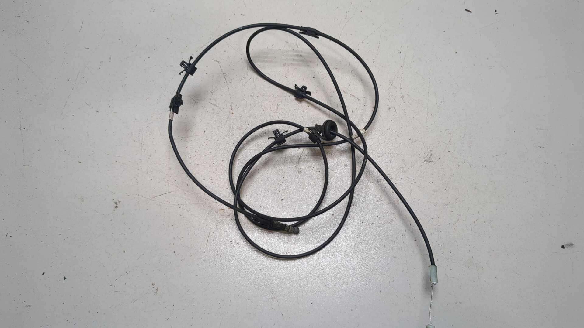 Трос открывания капота