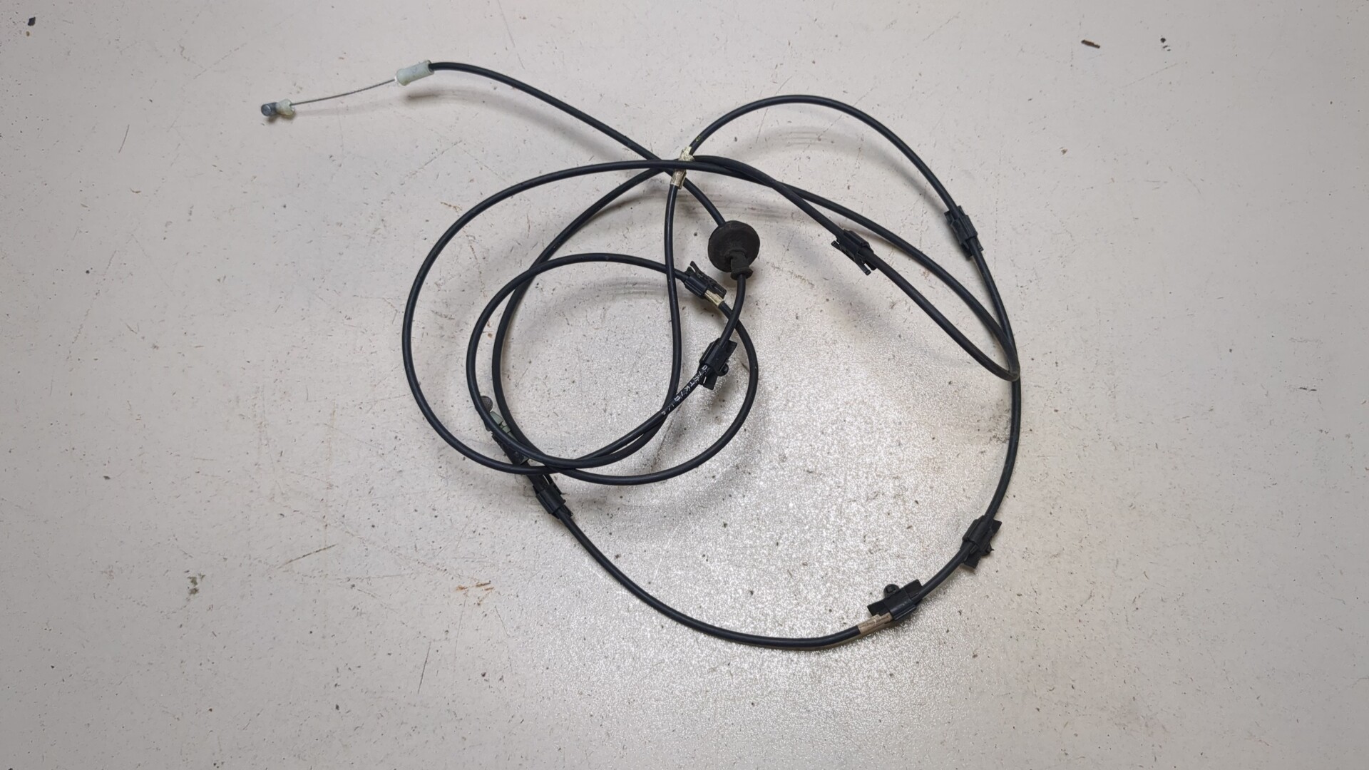 Трос открывания капота