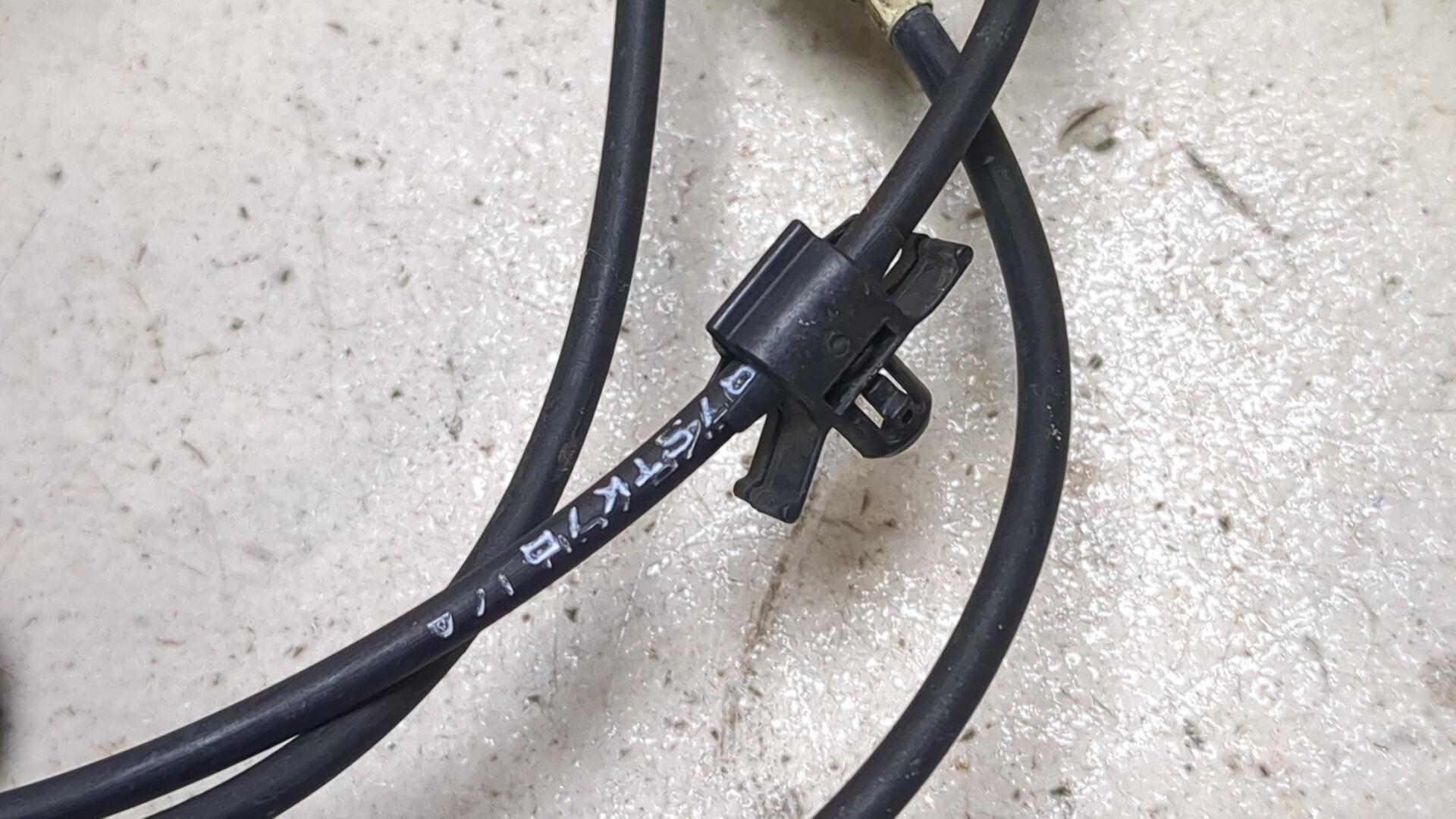 Трос открывания капота