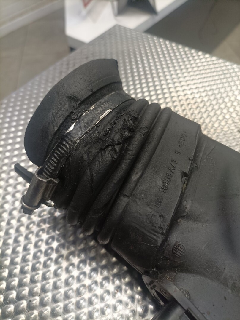 Патрубок воздушного фильтра