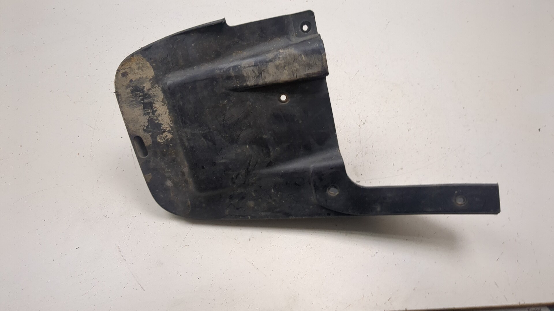 Брызговик задний левый