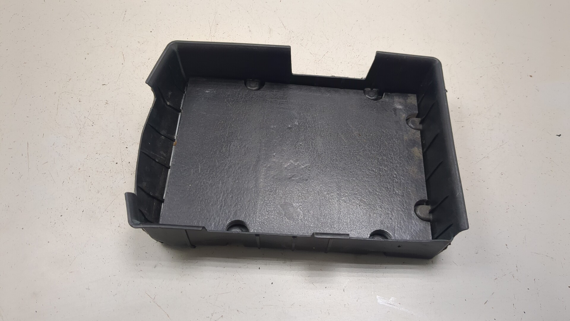 Площадка под аккумулятор (АКБ)