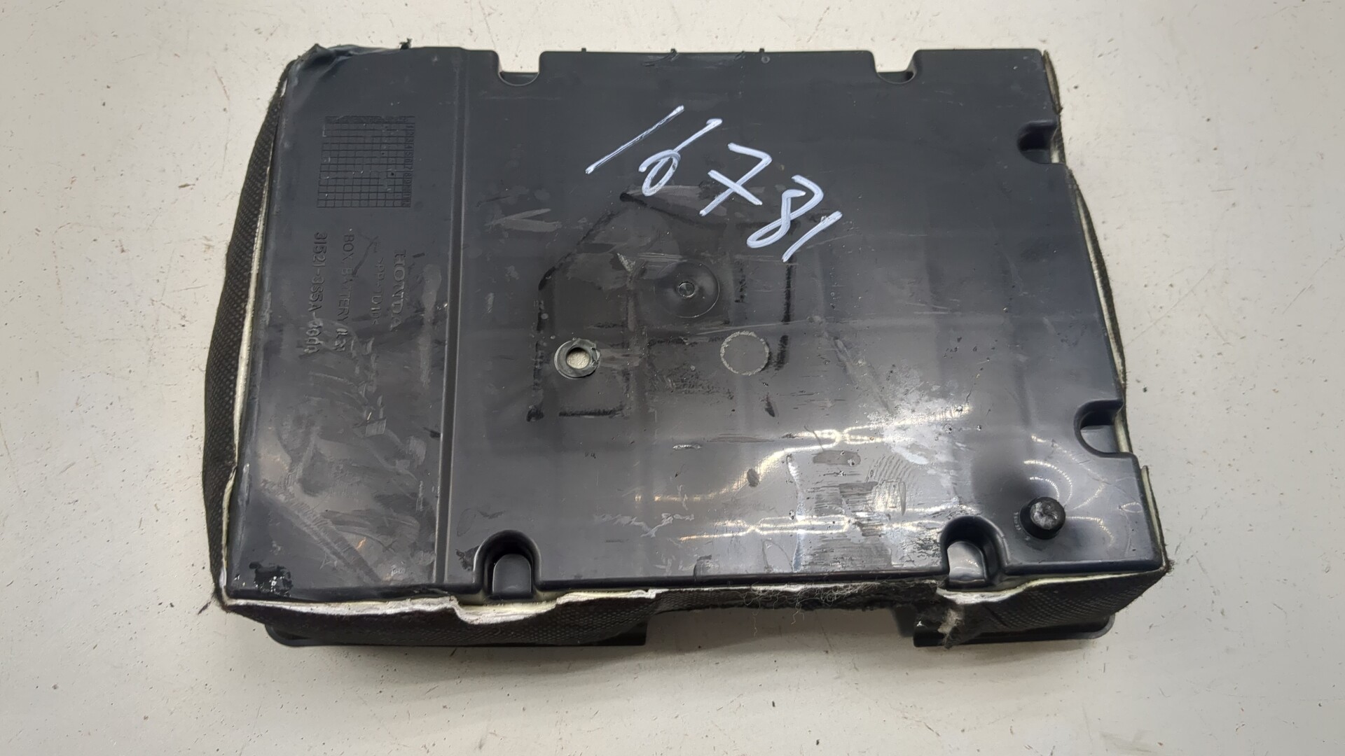 Площадка под аккумулятор (АКБ)