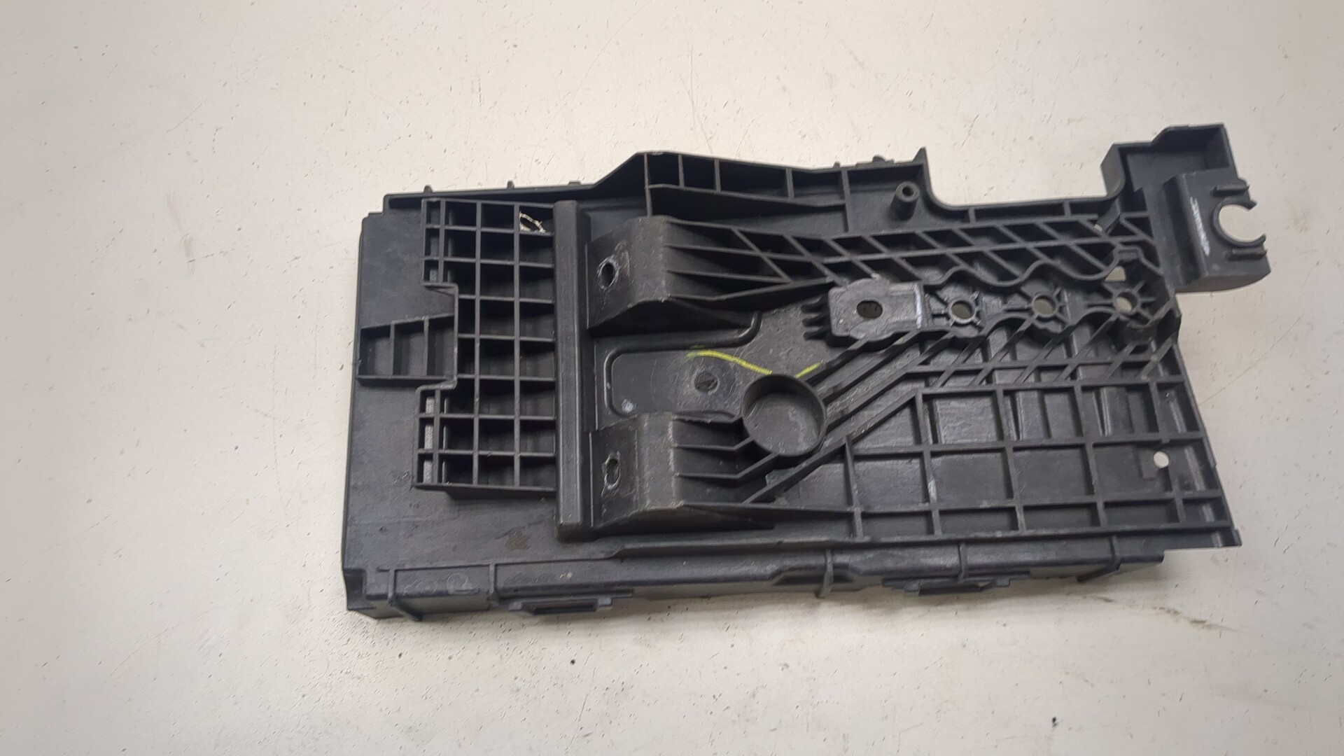 Площадка под аккумулятор (АКБ)