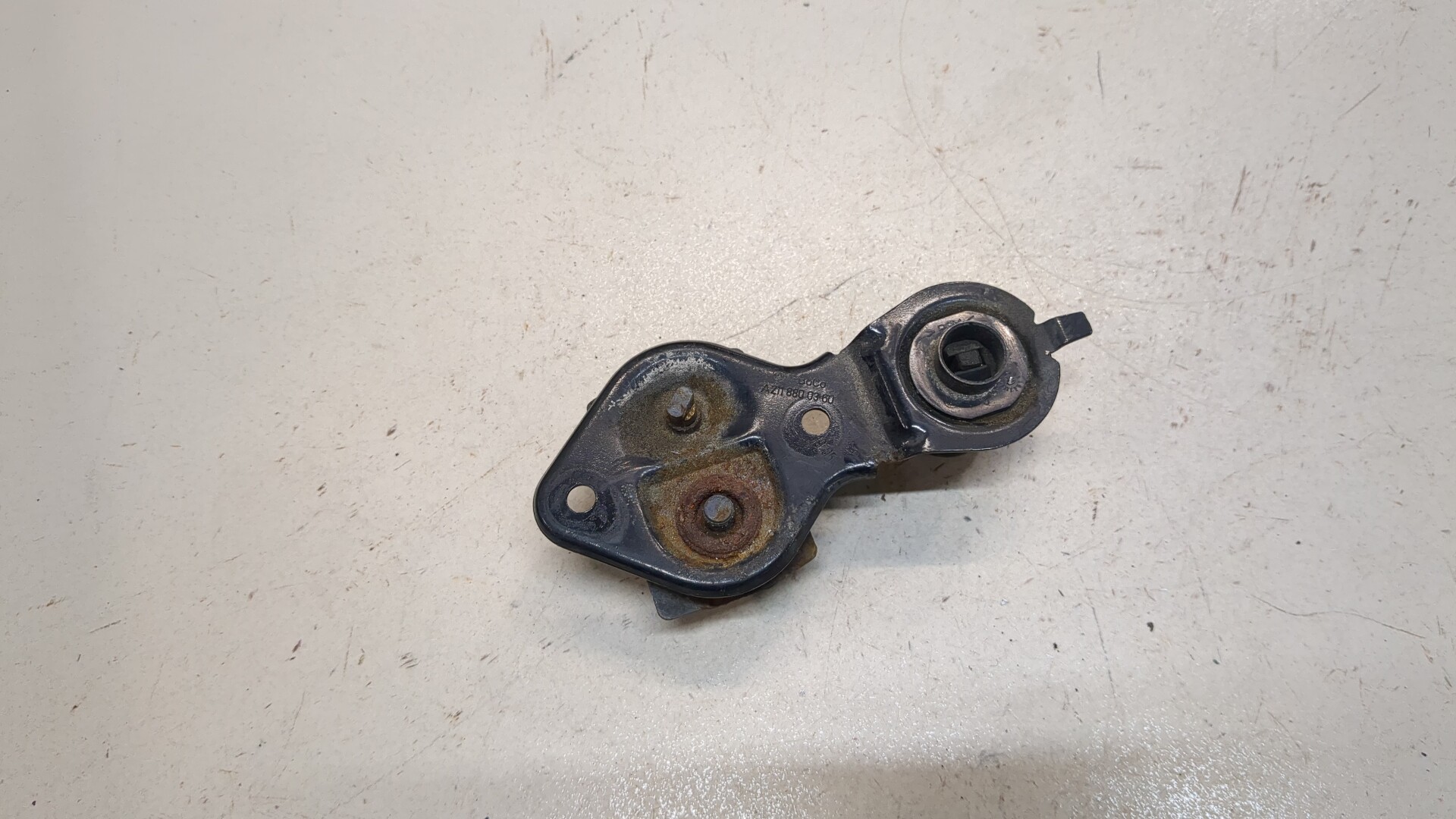 Замок капота