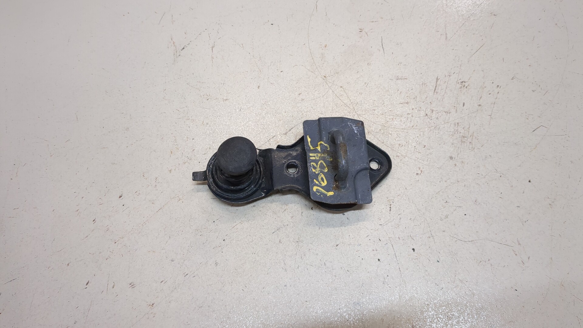 Замок капота