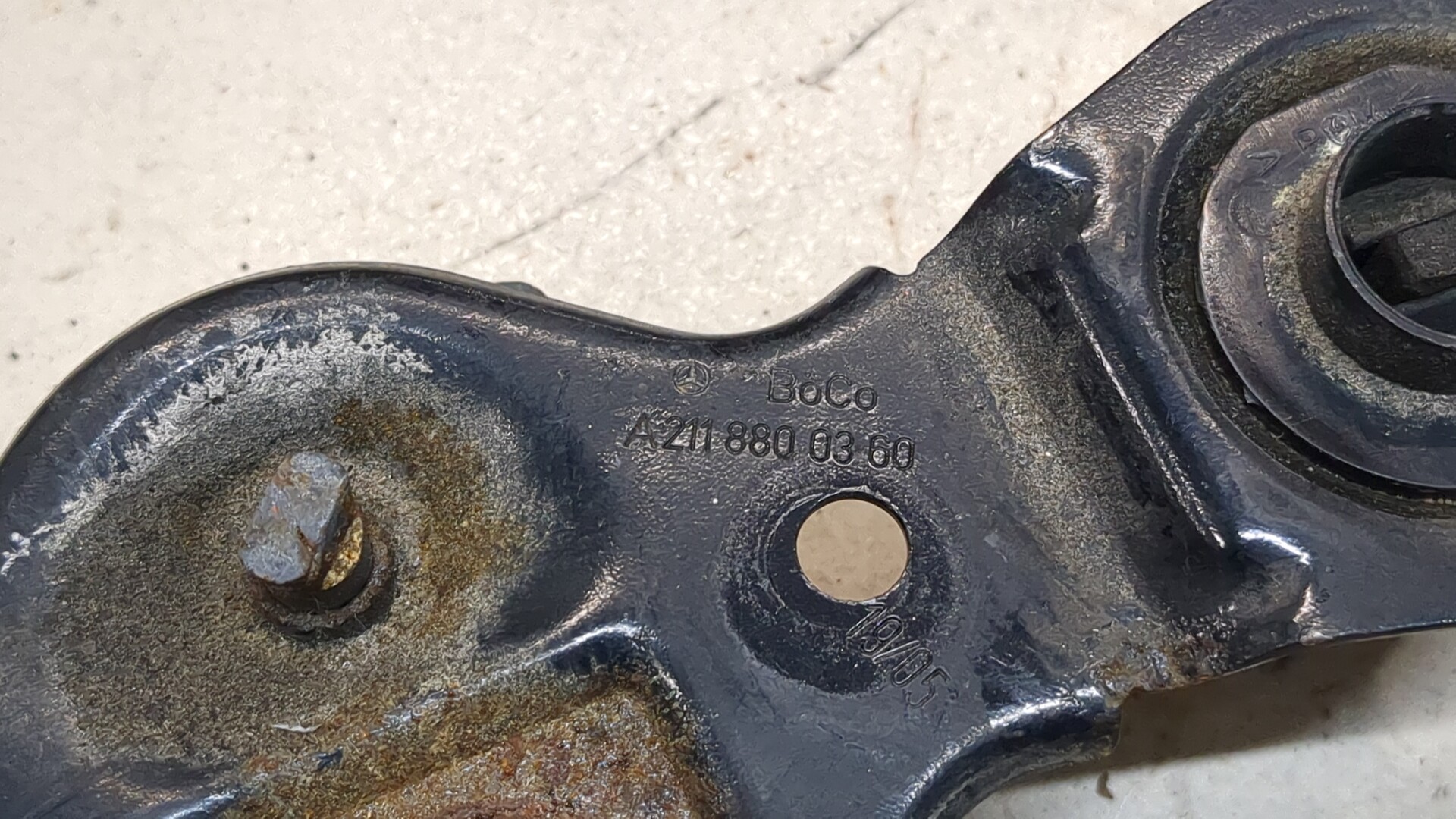 Замок капота