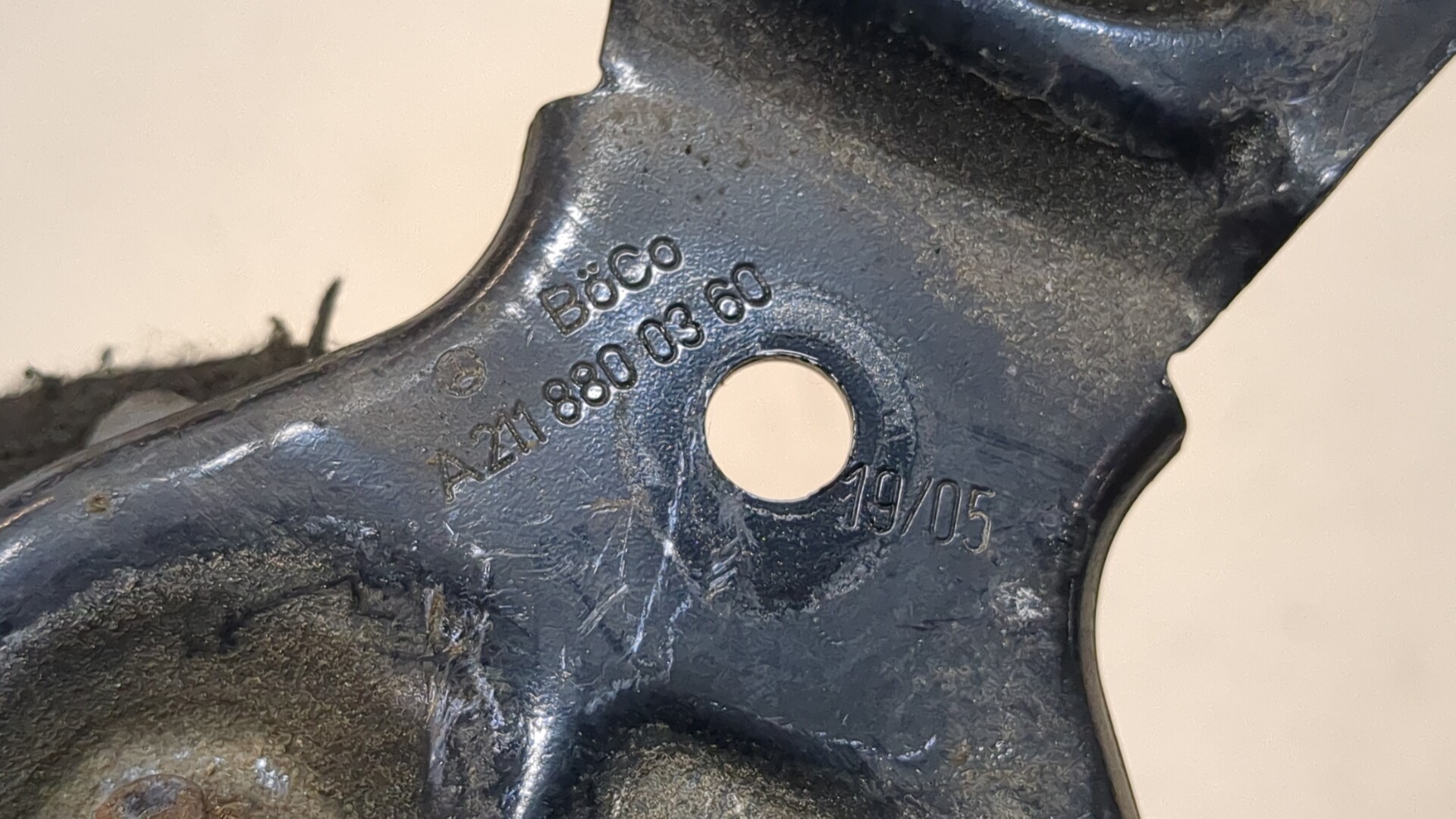 Замок капота